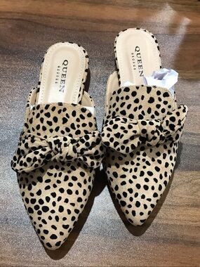 Que Tan and Black Spotted Bow Slip-On Mules
